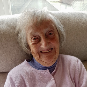 Photo of Beryl LOWE